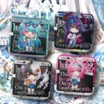 NTE GS25 Shinku Mint Lacrimosa Chiz Square Badge | nte.global NTE グッズ 이환 굿즈 | Mint, NTE 민트, NTE ミント, Lacrimosa, NTE 라크리모사, NTE ラクリモーサ, Chiz, NTE 치즈, NTE ちいちゃん, Shinku, NTE 真紅